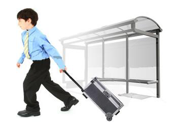 拉着小皮箱的小孩